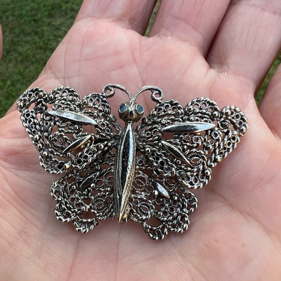 Silver-tone Filigree Blue Rhinestone Eyes Butterfly Brooch👠 - Picture 9 of 17